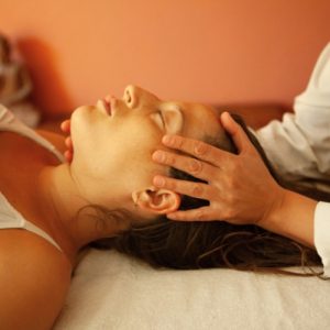 Terapia Manual Integrativa, terapia Fascial aplicada en cabeza y cuello de una paciente tumbada boca arriba