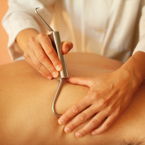 Fibrolisis diacutánea aplicada con un gancho en el tobillo por fisioterapeuta en Valderrobres.